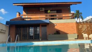 2 Casas, um terreno incrível e com piscina!